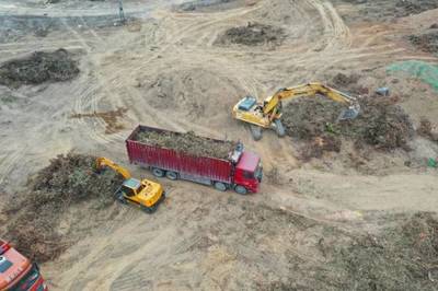 长安镇步步高学校意向地块土石方工程有序推进，为优质教育奠基